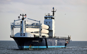 Корабль ARCTIC ROCK в море на фоне неба