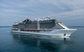 Красивый большой круизный лайнер MSC Seaview