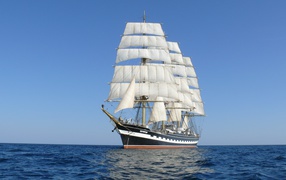 Большой красивый парусник 