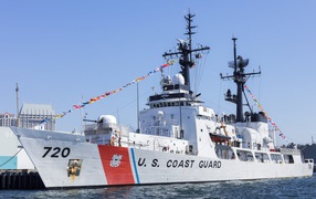 Судно береговой охраны Coast Guard  в море
