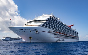 Большой круизный лайнер Carnival Dream в море