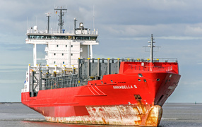 Большой красный контейнеровоз Annabella S на фоне