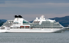 Роскошный белый круизный лайнер MV Seabourn Quest
