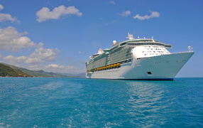 Белый круизный лайнер в голубой воде