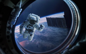 Астронавт в иллюминаторе в космосе