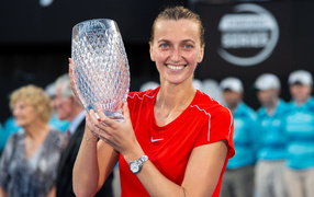 Чешская теннисистка Петра Квитова с кубком на корте