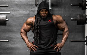 Профессиональный культурист Кай Грин в спортзале