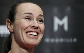 Улыбающаяся девушка, теннисистка Мартина Хингис