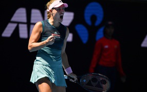 Теннисистка Анжелика Кербер с ракеткой на корте