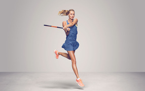 Теннисистка Кристина Младенович с ракеткой