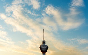 Телебашня Менара Куала-Лумпур на фоне неба, Малайзия