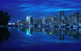 Ночные небоскребы Ванкувера отражаются в воде, Канада
