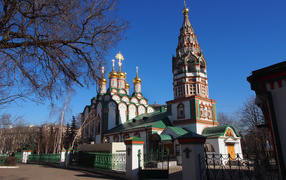 Старинная церковь Николая Чудотворца под голубым небом в Хамовниках, Москва. Россия