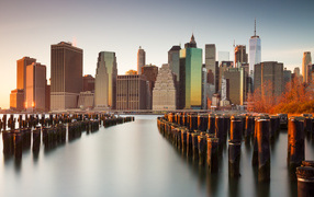 Вид на небоскребы Нью-Йорка у воды 