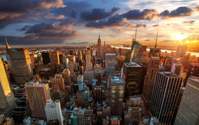 Вид на небоскребы Нью Йорка под красивым небом