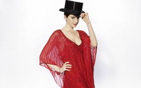 Актриса Энн Хэтэуэй в черном цилиндре на белом фоне