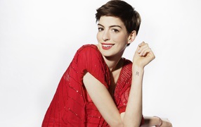 Актриса Энн Хэтэуэй в красном наряде с короткой стрижкой