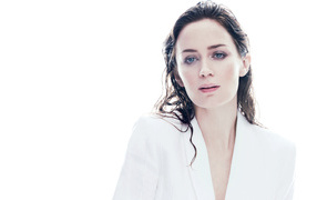 Актриса Эмили Блант с мокрыми волосами на белом фоне