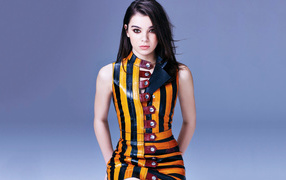 Актриса Хейли Стейнфилд в разноцветном платье на синем фоне