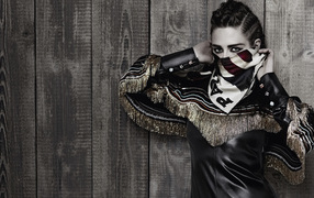 Актриса Кристен Стюарт с закрытым лицом на деревянном фоне