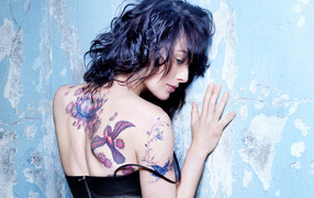 Актриса Лена Хиди с татуировками на теле у стены