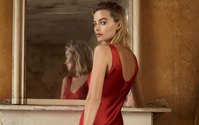 Актриса Марго Робби в красном платье у зеркала 