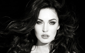 Актриса Меган Фокс черно белое фото крупным планом