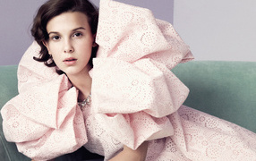 Актриса Милли Браун в розовом платье 