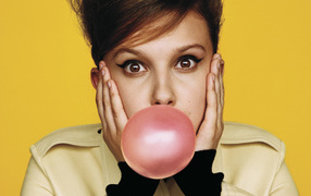 Актриса Милли Браун с жевательной резинкой во рту 