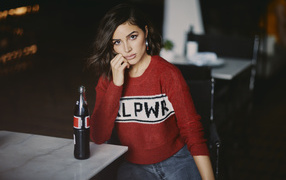 Актриса Оливия Калпо сидит в кафе с Колой