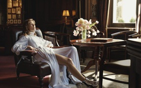 Актриса Розамунд Пайк в белом платье в кресле