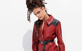 Актриса Саша Лейн на белом фоне