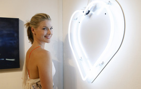 Американская актриса Эли Лартер с очаровательной улыбкой