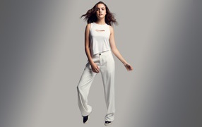 Американская актриса Бэйли Мэдисон в белом костюме на сером фоне