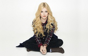 Американская актриса Кэтрин Макнамара на белом фоне