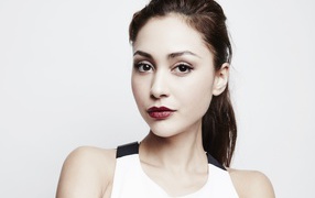 Американская актриса Линдси Морган с красными губами