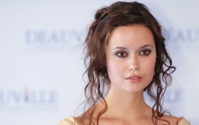 Американская актриса Саммер Глау с прической на голове