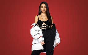 Американская актриса и певица Мэдисон Бир на красном фоне