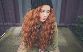 Американская рыжеволосая актриса Мэделин Петш в черной шапке