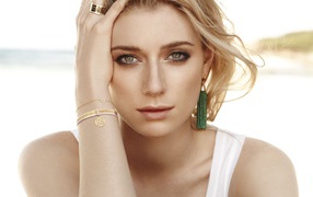 Австралийская актриса Элизабет Дебики крупным планом