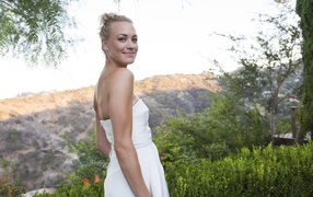 Австралийская актриса Ивонн Страховски в белом платье