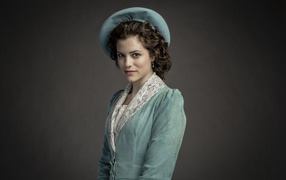 Красивая австралийская актриса Джессика де Гау в шляпке 