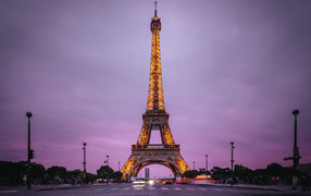 Красивая Эйфелева башня в Париже на фоне фиолетового неба