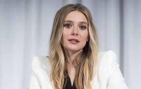 Красивая актриса Элизабет Олсен в белом пиджаке