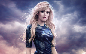 Красивая актриса Кэтрин Макнамара на фоне грозового неба