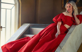 Красивая блондинка, актриса Элизабет Бэнкс в красном платье