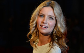 Красивая голубоглазая блондинка, актриса Аннабелль Уоллис