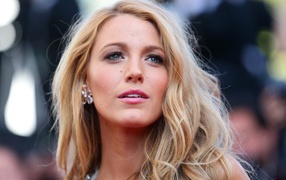 Красивая голубоглазая блондинка, актриса Блейк Лайвли