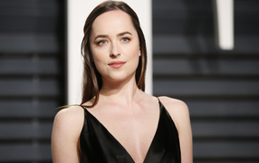 Красивая голубоглазая девушка актриса Дакота Джонсон в черном платье