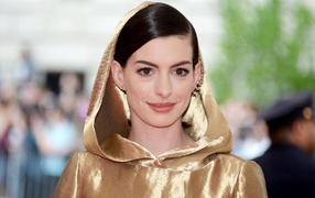 Красивая кареглазая брюнетка, актриса Энн Хэтэуэй 